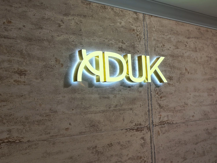 Интерьерная вывеска «ADUK»