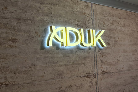 Интерьерная вывеска «ADUK»